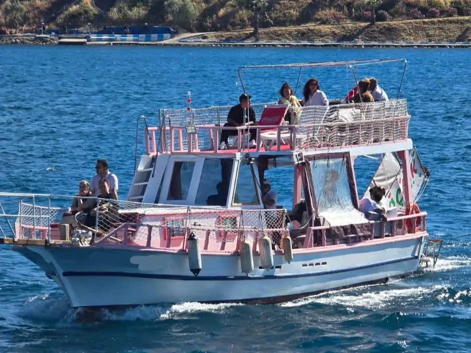 Eski Foça Private Boat Tour | 12-Person Boat Charter | TekneveYat
