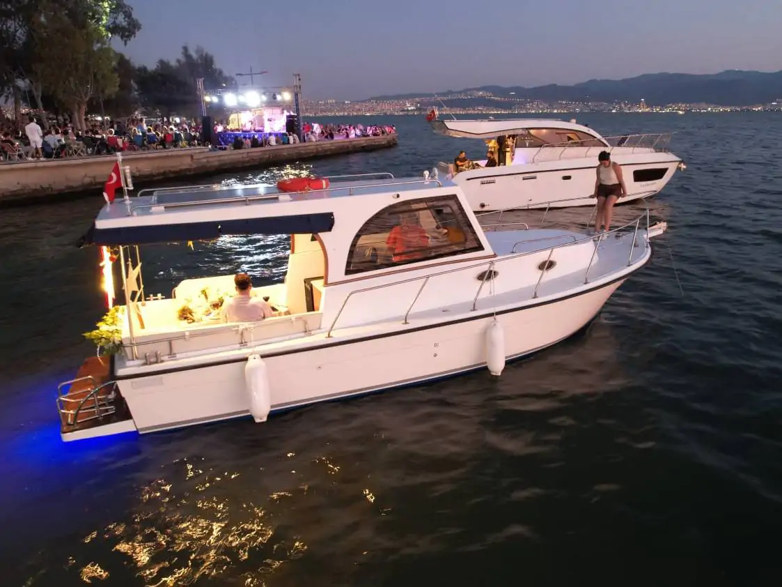 İzmir Bostanlı 6 Kişilik Özel Tekne | Doğum Günü, Evlilik Teklifi & Bride Party