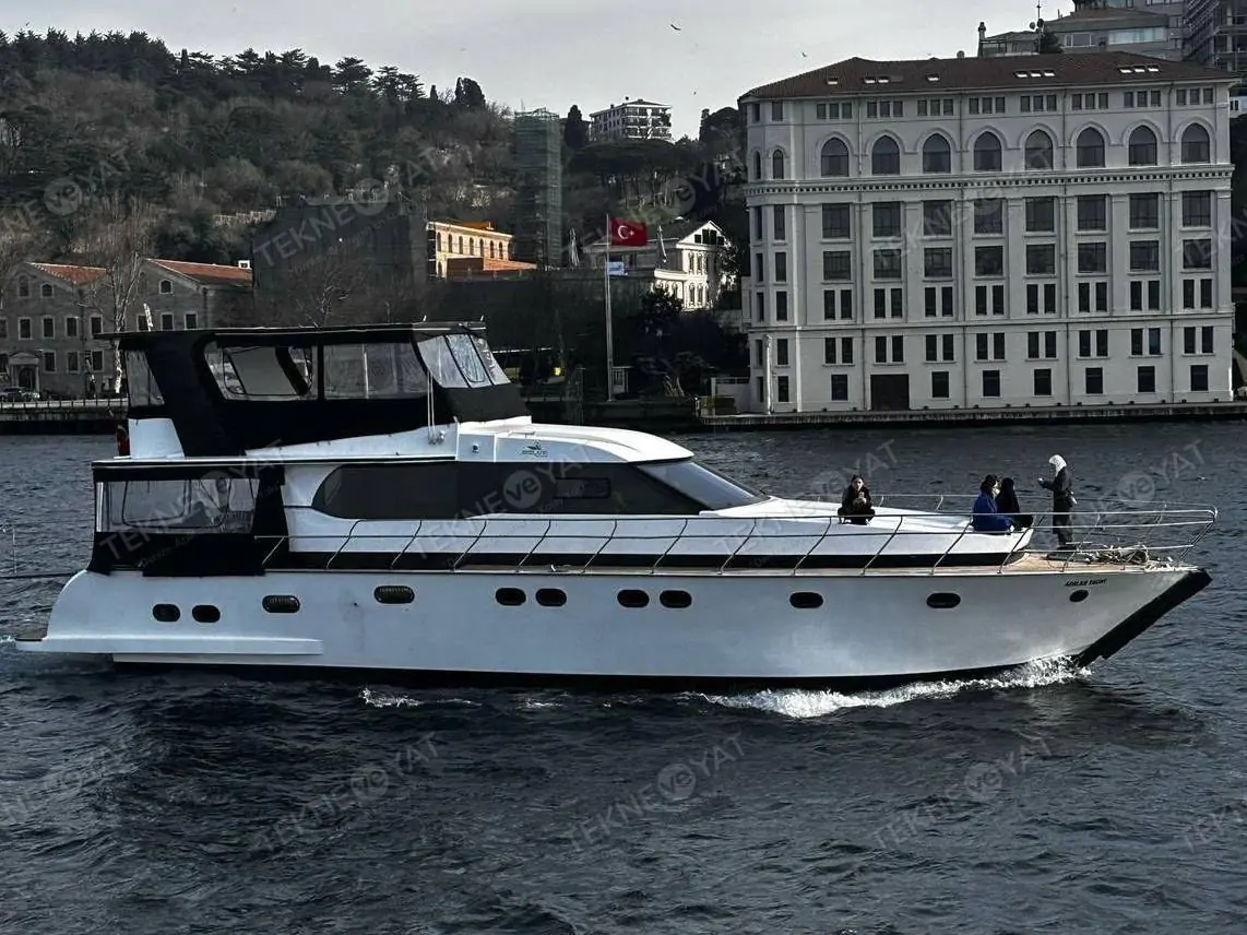 Istanbul Bosphorus Tour | 8-Person Motor Yacht and Private Events