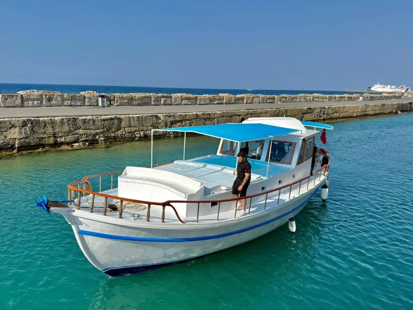 Girne Antik Liman’da 22 Kişilik Bodrum Tirhandili ile Deniz Keyfi