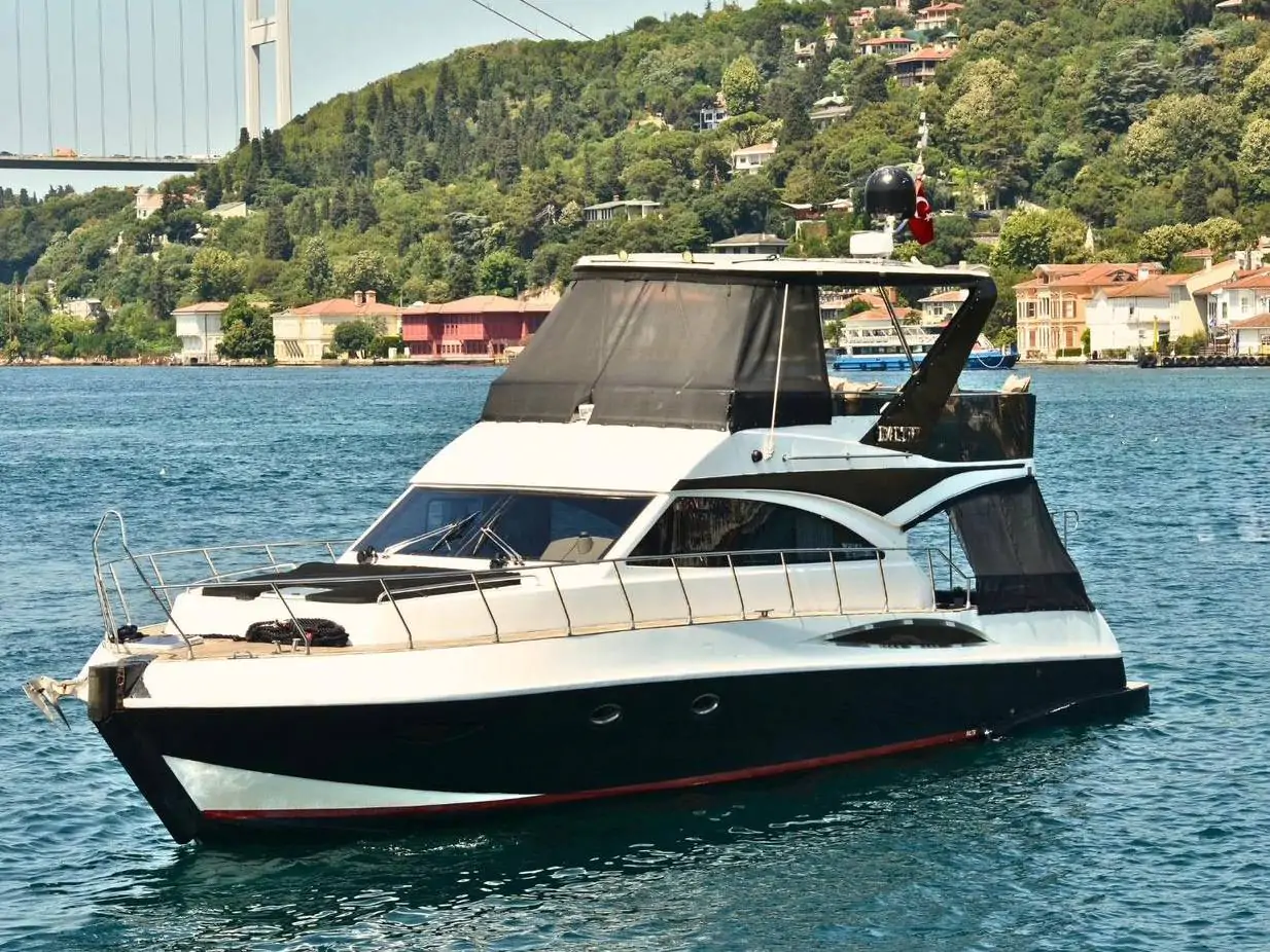 İstanbul Boğaz Turu | Bebek Kalkışlı 12 Kişilik Lüks Yat Kiralama