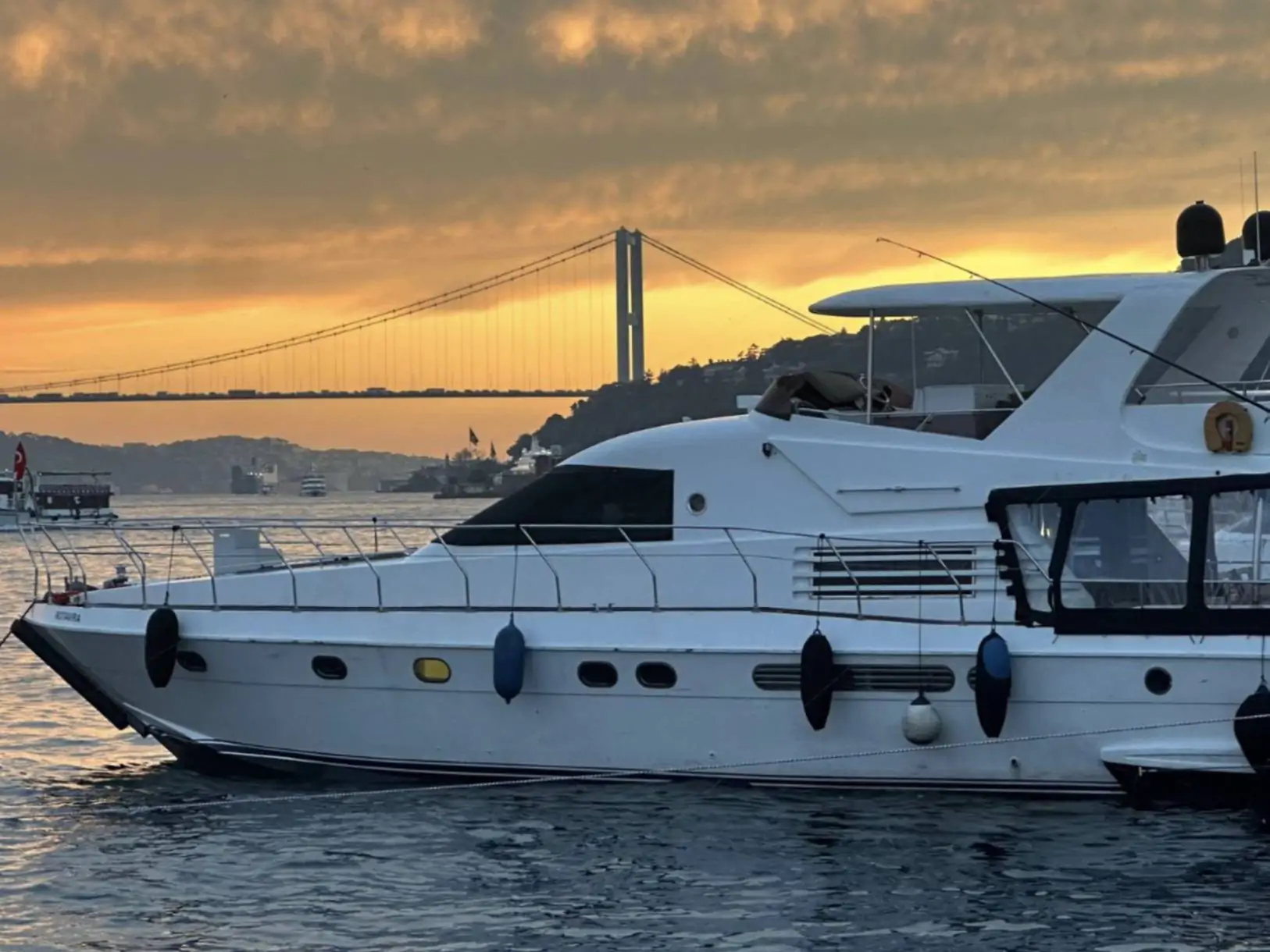 İstanbul Kuruçeşme 20 Kişilik Lüks Motoryat Kiralama | Boğaz Turu & Organizasyon